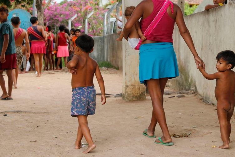 Fernando Frazão/Agência Brasil Yanomamis aguardam por familiares nos arredores do Hospital de Campanha que presta atendimento aos indígenas em situação de emergência em Boa Vista.