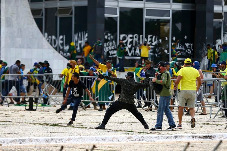 Manifestantes invadem Congresso, STF e Palácio do Planalto.