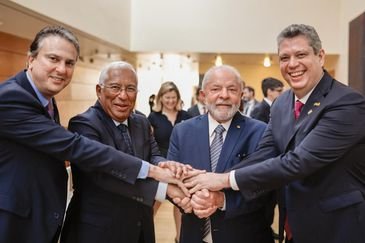 Lisboa (PT) 22/04/2023 - O presidente Luiz Inácio Lula da Silva e o o primeiro-ministro de Portugal, António Costa (Ambos centro da foto) cumprimentam os ministros, Márcio Macêdo (d - Sec. Geral) e Camilo Santana (e - Educação) antes da XII Cimeira Luso-Brasileira
Foto: Ricardo Stuckert/PR