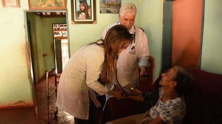 Divulgação/Portal Brasil Atendimento de paciente por profissionais do Mais Médicos. Novas adesões de municípios podem ser feitas a partir de hoje
