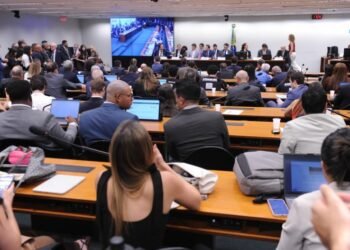 Comissão analisa parecer sobre a PEC que propõe fim da escala 6×1; assista – Notícias
