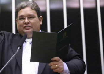Projeto obriga escolas e universidades a oferecer apoio psicológico a profissionais da educação