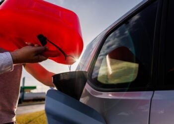 Projeto torna obrigatória identificação visível de capacidade em galões de combustíveis
