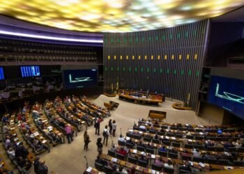 Câmara pode votar hoje projetos sobre proteção às mulheres, segurança em presídios e clima