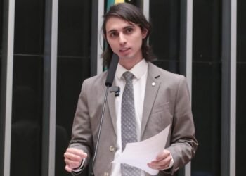 Projeto regulamenta uso de luz de cortesia entre motoristas no trânsito