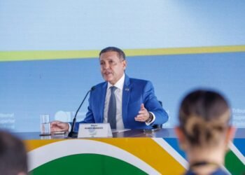 Presidente do TSE diz não ter sinais de interferência estrangeira e registra substituição de 1.121 urnas